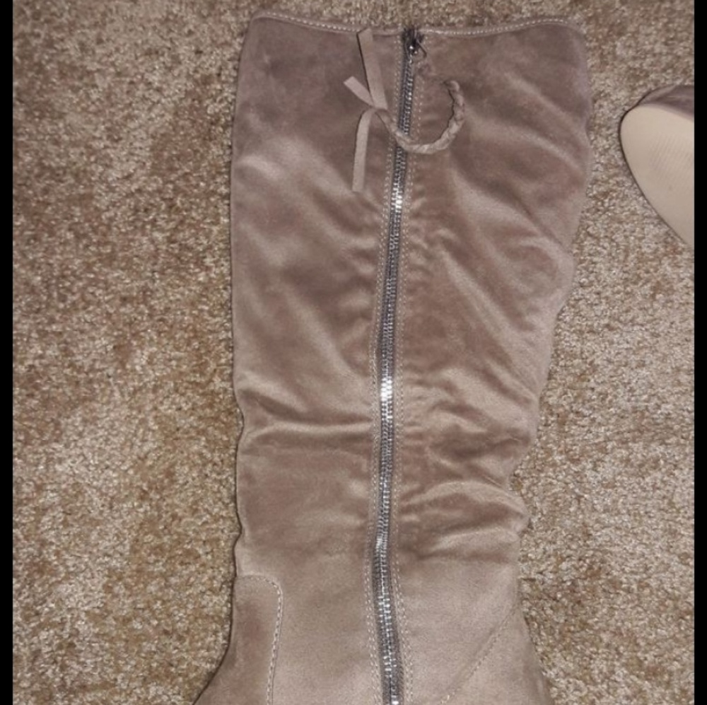 Boots - Picture 3 of 4